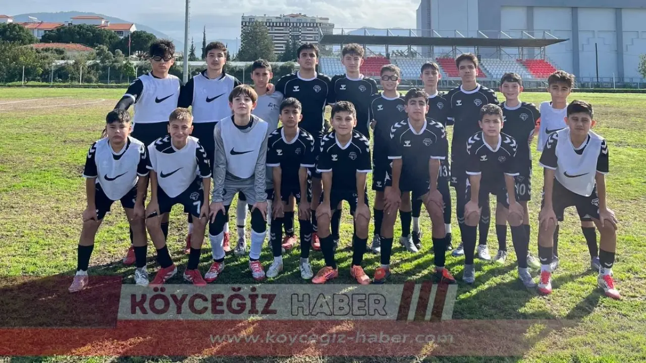 Köyceğiz Ekol 2017 SK, U14 Ligi D Grubu'nu 48 puanla namağlup şampiyon tamamladı. Teknik Direktör Aslıhan Koçak yönetimindeki takım Play-Off'lara yükseldi.
