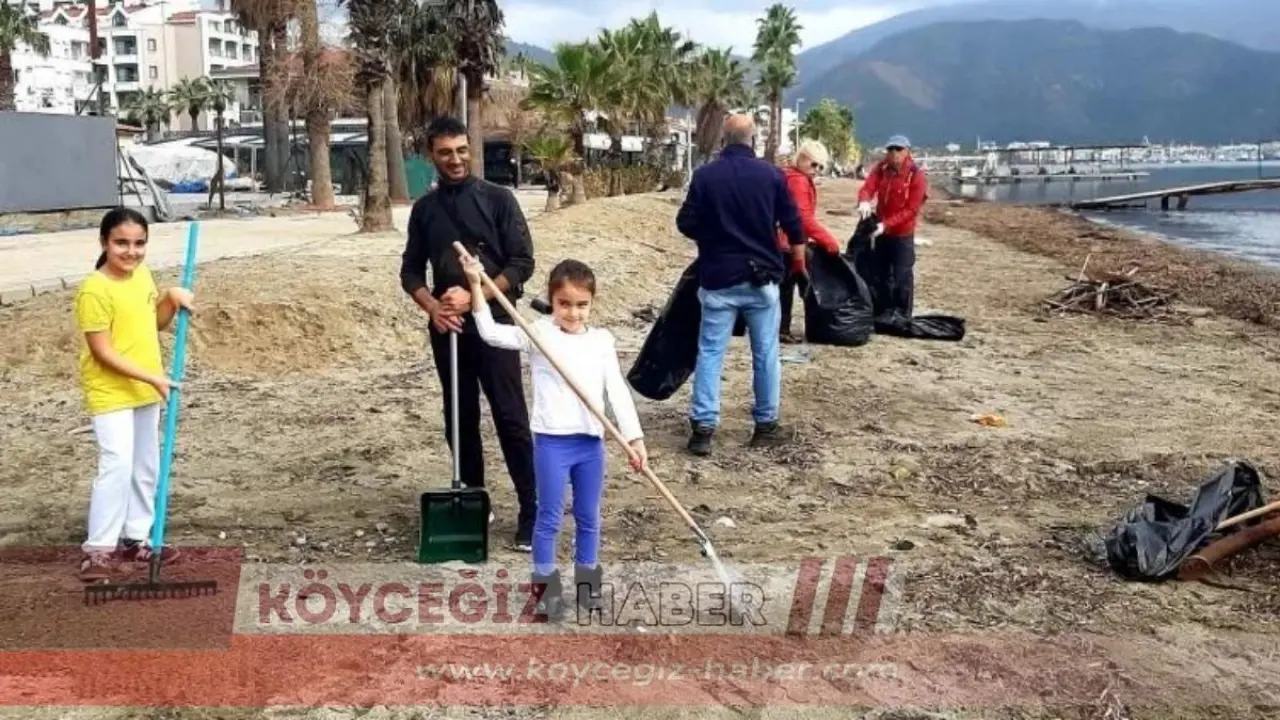 Marmaris'te şiddetli yağış ve selin ardından çöplüğe dönen sahiller, Marmaris Doğa Gönüllüleri tarafından temizlendi. 3 kilometrelik hat pırıl pırıl hale getirildi.