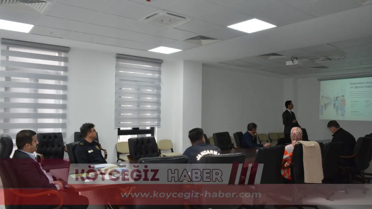 Köyceğiz Kaymakamı Mert Kumcu başkanlığında düzenlenen toplantıda, okullarda koruyucu ve önleyici güvenlik tedbirlerinin artırılmasına yönelik kritik kararlar alındı.