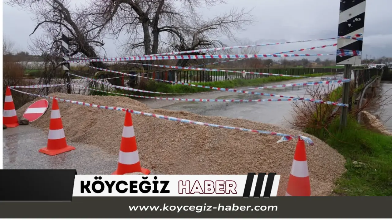 Seydikemer Alaçat ve Çamurköy mahallelerini birbirine bağlayan köprü yolu, aşırı yağışlar sonrası güvenlik gerekçesiyle geçici süreliğine trafiğe kapatıldı.