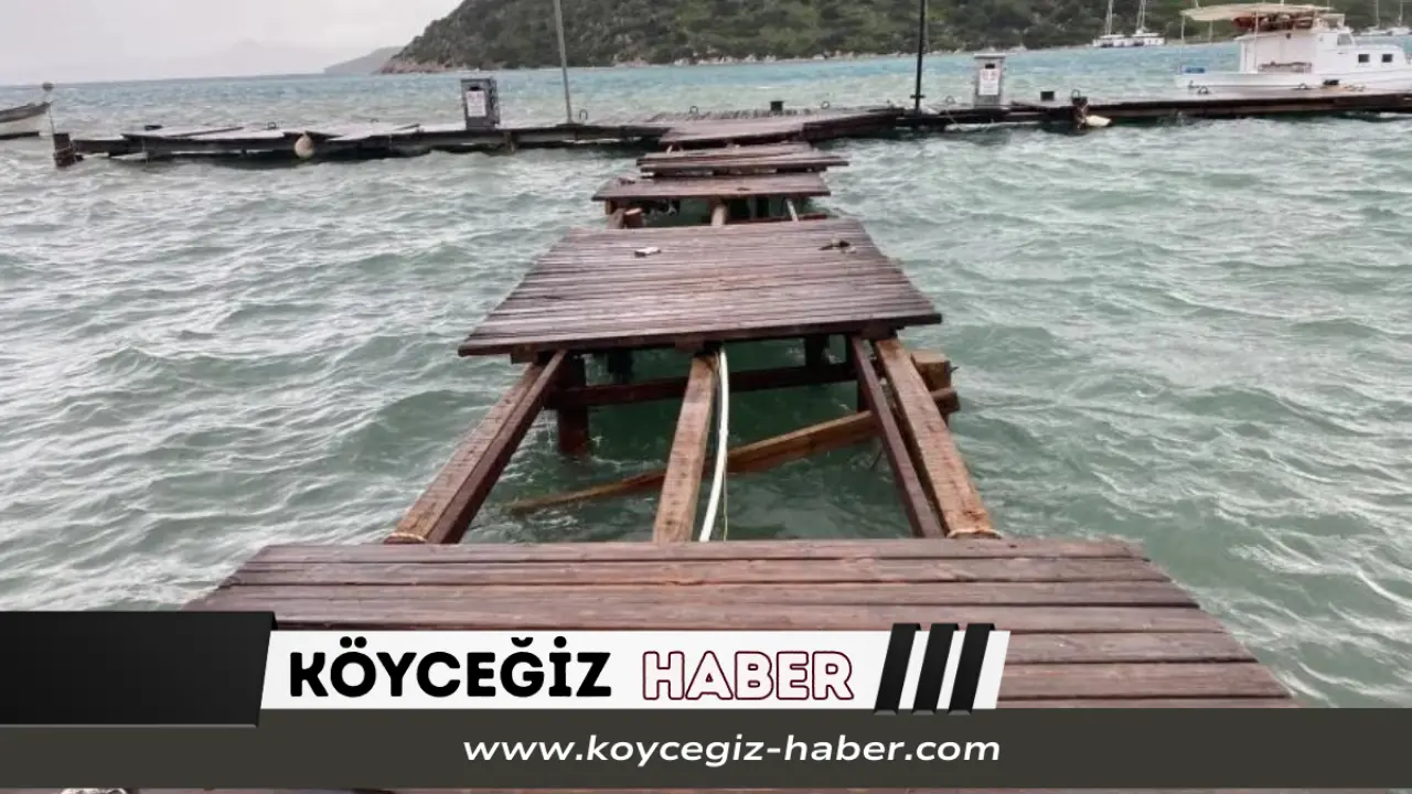 Bodrum Gümüşlük’te üç gündür süren fırtına ve dev dalgalar restoranları, evleri harabeye çevirdi. Ortakent ve Bitez'de tekneler karaya sürüklendi.