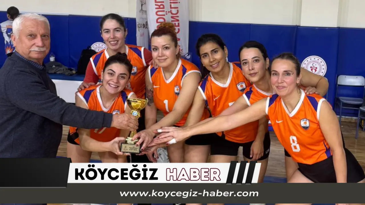 Datça Badem Çiçeği Festivali Voleybol Turnuvası’nda Köyceğiz Kaymakamlığı Kadın Veteran Takımı 2’nci olarak ilçemize pırlanta değerinde bir kupa kazandı.