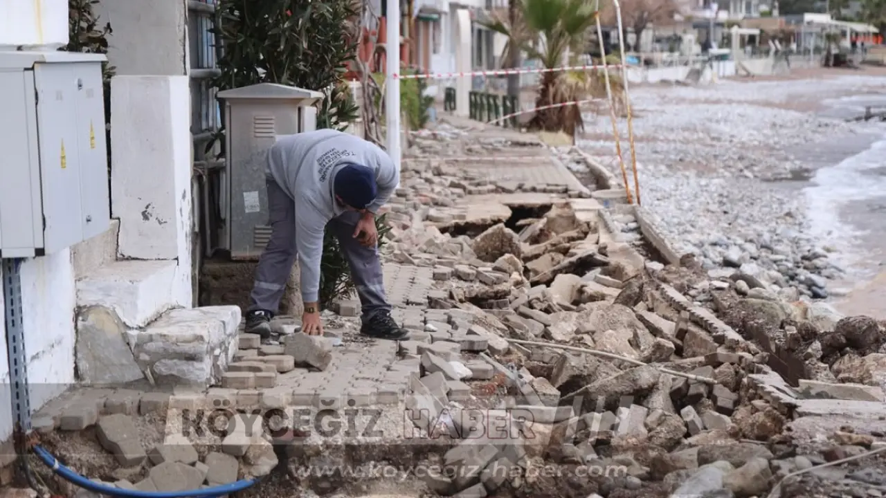Marmaris Turunç'ta dalgaların hasar verdiği yürüyüş yolu, Başkan Acar Ünlü'nün talimatıyla onarıma alındı.
