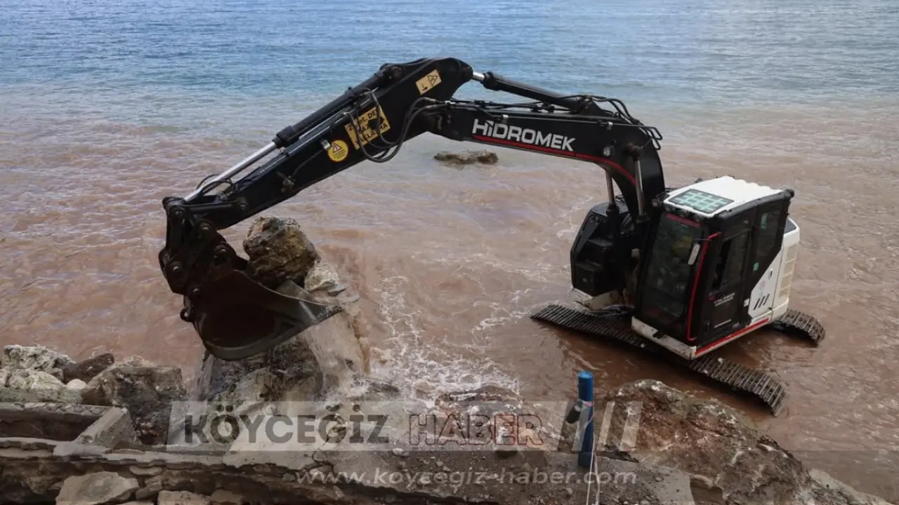 Marmaris Turunç'ta dalgaların hasar verdiği yürüyüş yolu, Başkan Acar Ünlü'nün talimatıyla onarıma alındı.