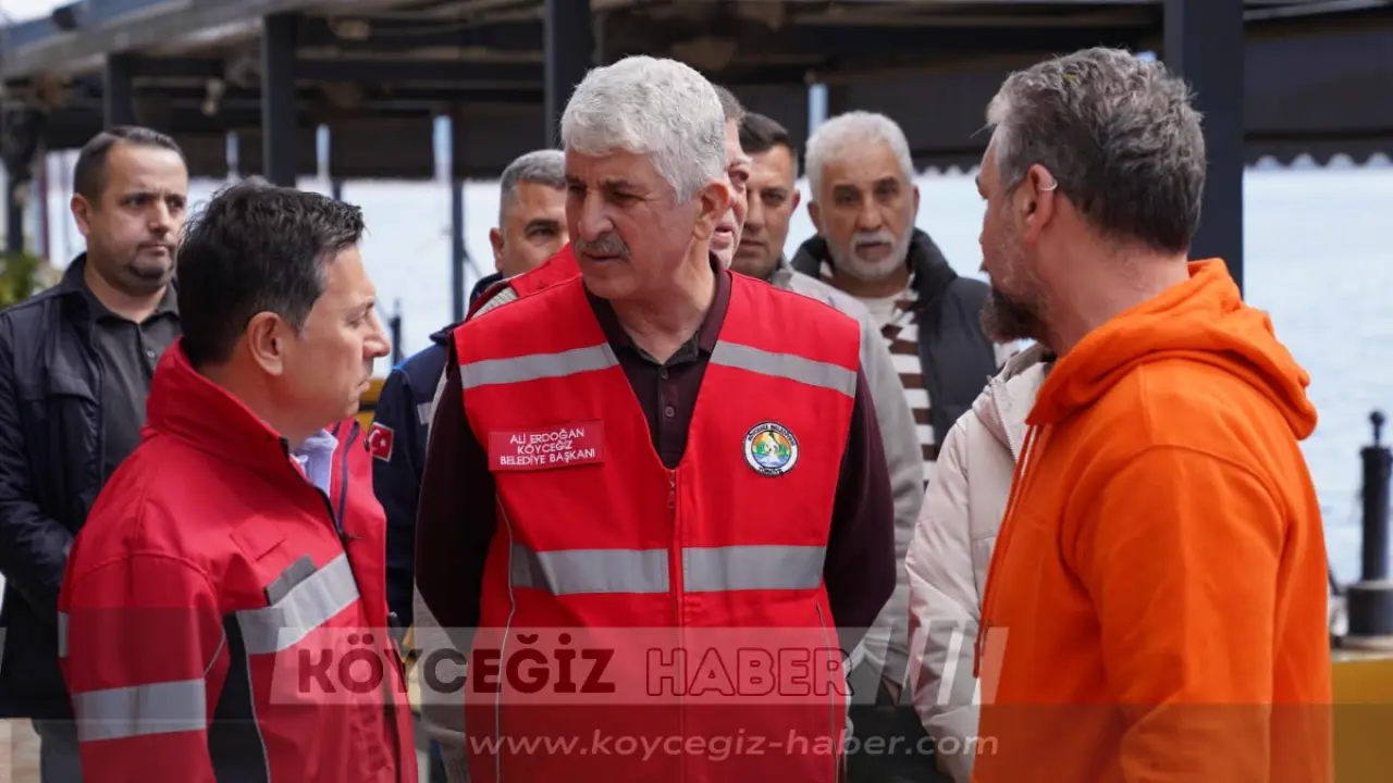 Muğla Büyükşehir Belediye Başkanı Ahmet Aras ve Köyceğiz Belediye Başkanı Ali Erdoğan, su baskını bölgelerini inceledi.