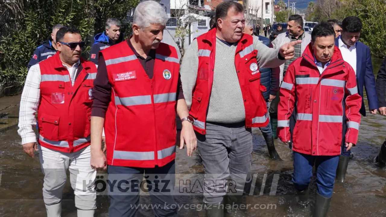 Muğla Büyükşehir Belediye Başkanı Ahmet Aras ve Köyceğiz Belediye Başkanı Ali Erdoğan, su baskını bölgelerini inceledi.