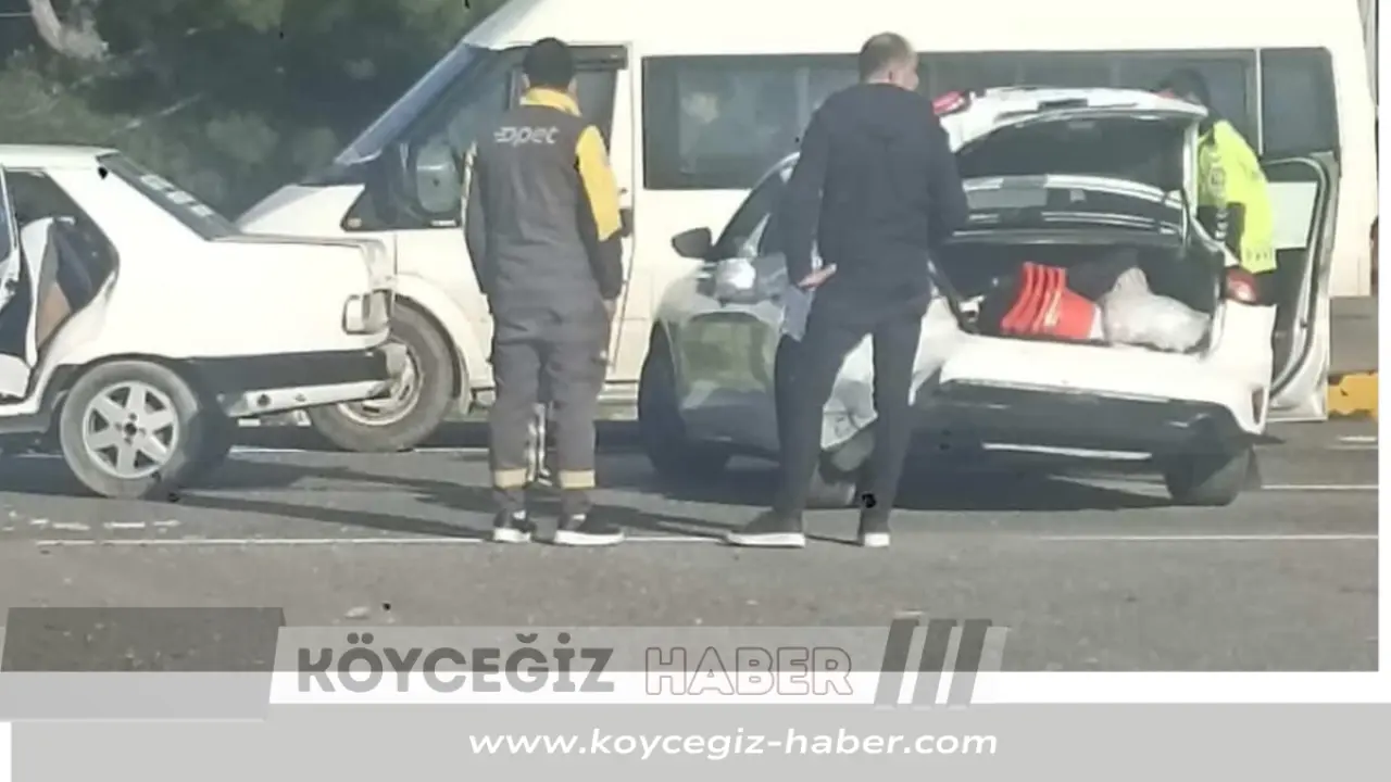 Köyceğiz Zeytinalanı Sağlık Ocağı ışıklarında beyaz bir Tofaş, polis aracına çarptı. Kazada bir polis memuru yaralandı.