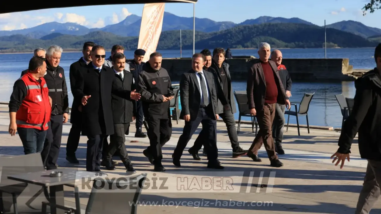 Muğla Valisi Dr. İdris Akbıyık ve Köyceğiz Kaymakamı Mert Kumcu, aşırı yağıştan zarar gören Köyceğiz Gölü esnafını ziyaret etti.