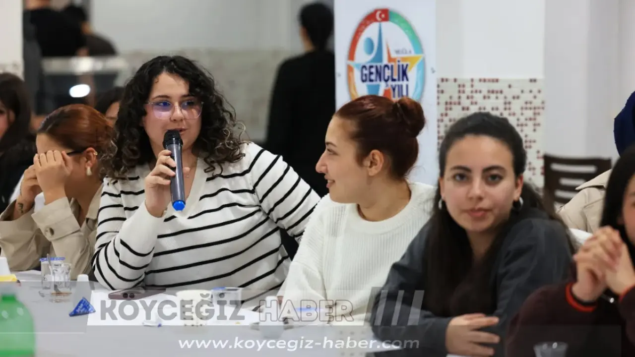 Muğla Valisi Dr. İdris Akbıyık, Köyceğiz'de düzenlenen iftar programında gençlerle bir araya gelerek 2026 Gençlik Yılı projelerini anlattı.