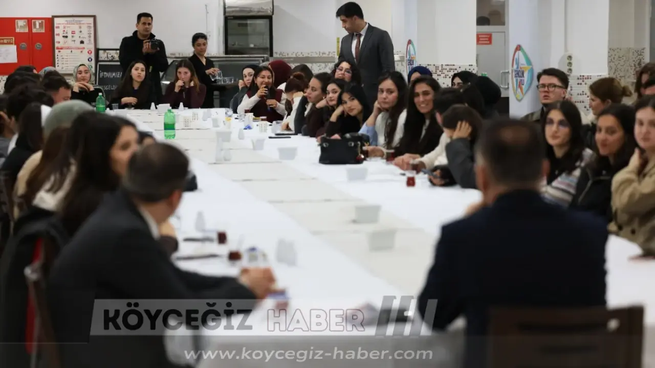 Muğla Valisi Dr. İdris Akbıyık, Köyceğiz'de düzenlenen iftar programında gençlerle bir araya gelerek 2026 Gençlik Yılı projelerini anlattı.