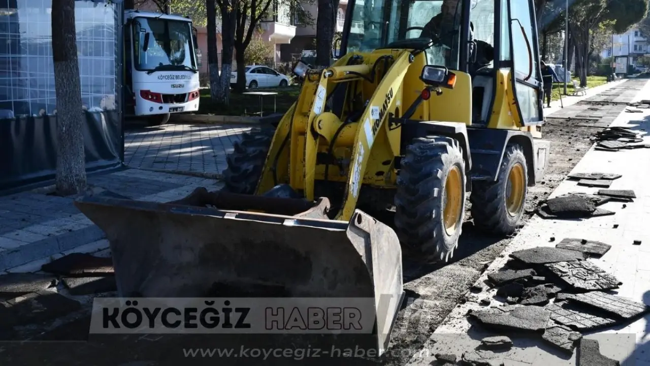 Köyceğiz Haber’in ısrarlı takibi sonuç verdi! Kordon boyundaki eskiyen ve kötü görüntü oluşturan zemin sökülmeye başlandı. Kordon yeni yüzüne kavuşuyor.