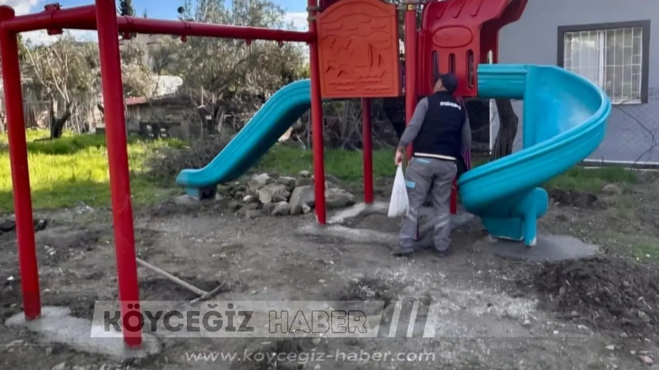 Köyceğiz Belediyesi; Ulucami, Yangı, Toparlar, Gelişim ve Yeni Mahalle’deki çocuk parklarını baştan aşağı yeniliyor. Kauçuk zeminler ve spor aletleri elden geçiyor.