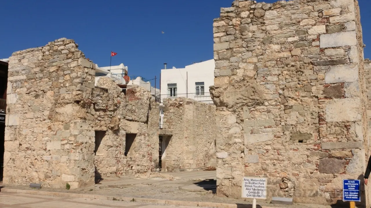 Bodrum Aya Nikola Kilisesi nerede, tarihçesi nedir, neden yıkıldı? 2026 güncel bilgileriyle Bodrum'un bu gizemli tarihi yapısını keşfedin.