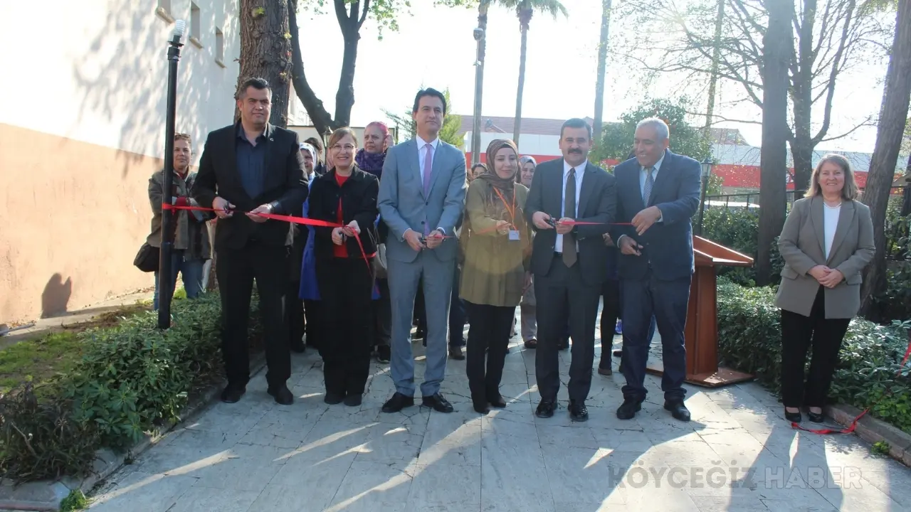 Peygamber Efendimiz’in doğumunun 1500. yılına özel hazırlanan hat, tezhip ve ebru sergisini Kaymakam Mert Kumcu ziyaret etti.