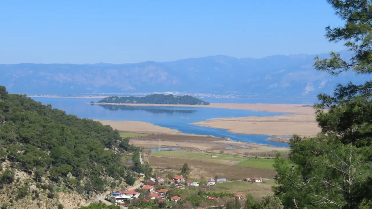 Köyceğiz Gölü nerede, nasıl gidilir? İztuzu kumsalı, tekne turları, Hapishane Adası efsanesi ve 2026 doğa rehberi ile Köyceğiz Gölü haberimizde.