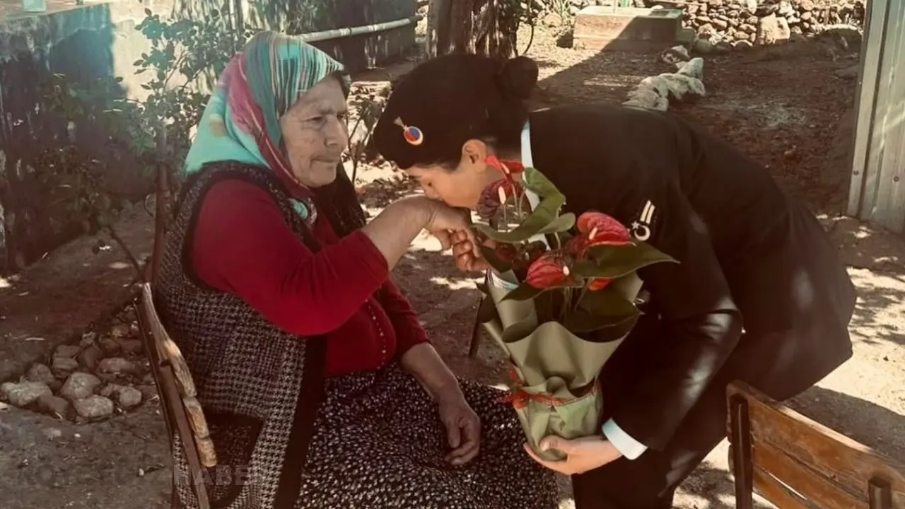Köyceğiz’de İlçe protokolü, 8 Mart Dünya Kadınlar Günü nedeniyle şehit annelerini ziyaret ederek çiçek takdim etti. Şehit aileleri unutulmadı.