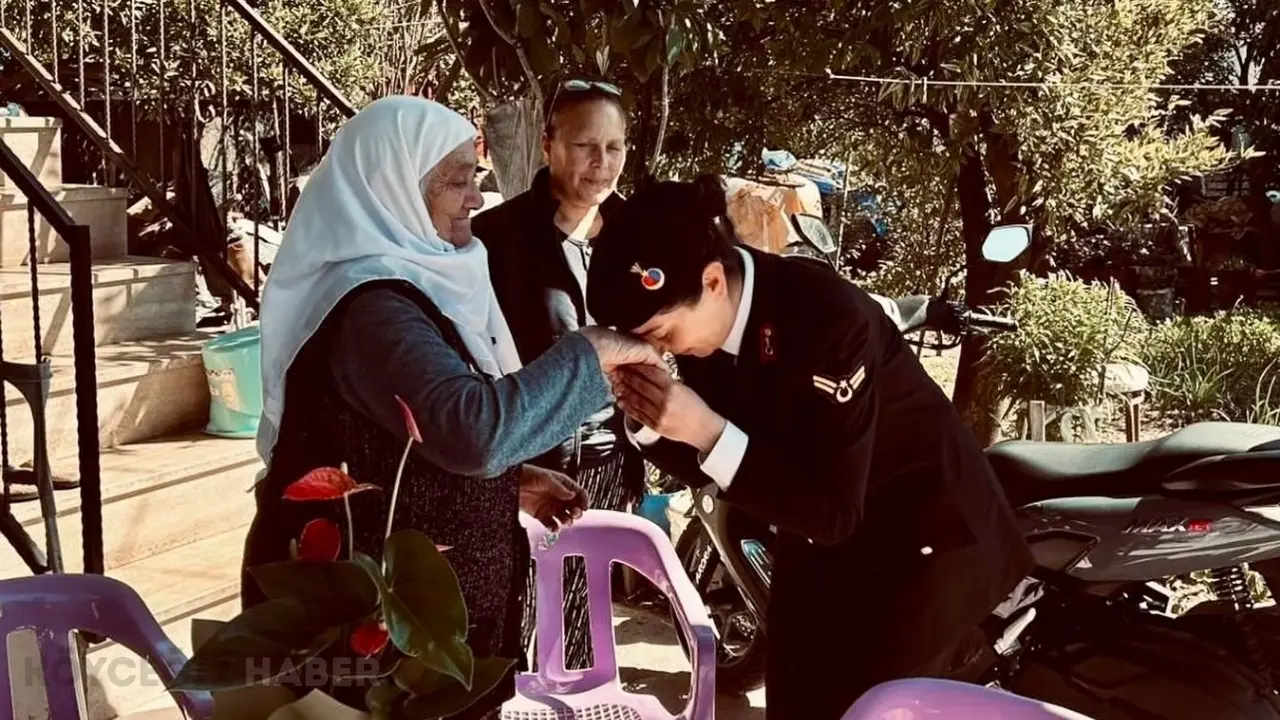 Köyceğiz’de İlçe protokolü, 8 Mart Dünya Kadınlar Günü nedeniyle şehit annelerini ziyaret ederek çiçek takdim etti. Şehit aileleri unutulmadı.