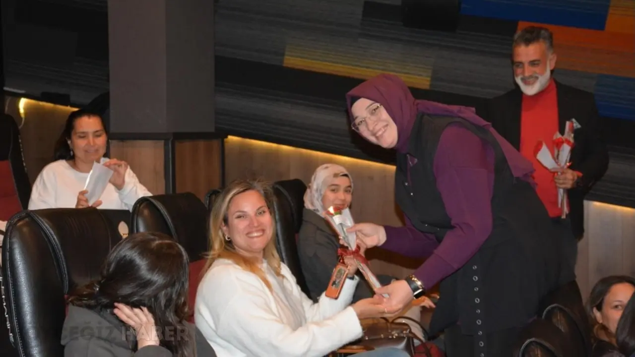 Köyceğiz Kaymakamlığı, 8 Mart Dünya Kadınlar Günü dolayısıyla ilçemizde çekilen "Bak Postacı Geliyor" filmi için özel bir sinema gecesi düzenledi.