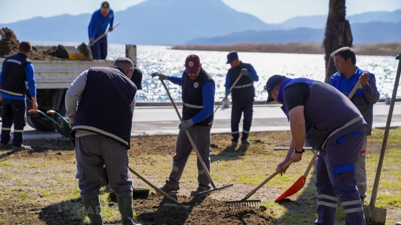 Köyceğiz Belediyesi Fen İşleri Müdürlüğü, vatandaşların güvenle vakit geçirmesi için kordon boyunda kapsamlı temizlik ve düzenleme çalışması başlattı.