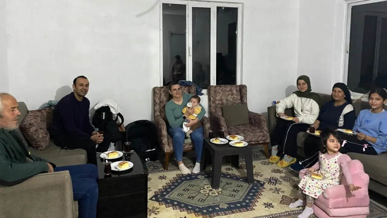 Köyceğiz'de "Gönüller Bir, Sofralar Bir" projesiyle Ramazan’ın 19. gününde aile ziyaretleri yapıldı. Toparlar Mahallesi'nde iftar coşkusu yaşandı.