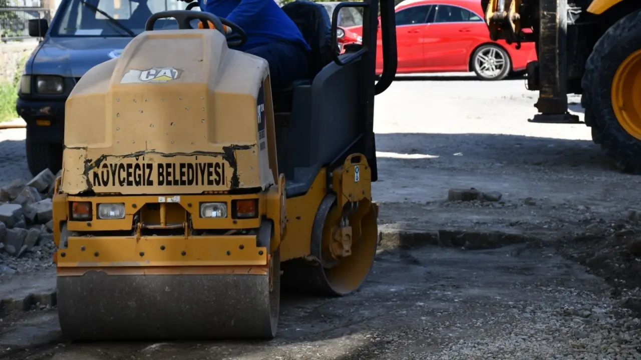 Köyceğiz Belediyesi, ilçe genelinde zamanla bozulan parke taşlarında kapsamlı bakım ve onarım çalışmalarına hız verdi. Güvenli ulaşım hedefleniyor.
