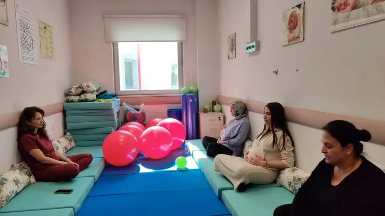 Köyceğiz Devlet Hastanesi, ücretsiz "Gebe Okulu" eğitimleriyle anne adaylarını doğuma hazırlıyor. Pilates, nefes ve bebek bakımı gibi içerikler mevcut.