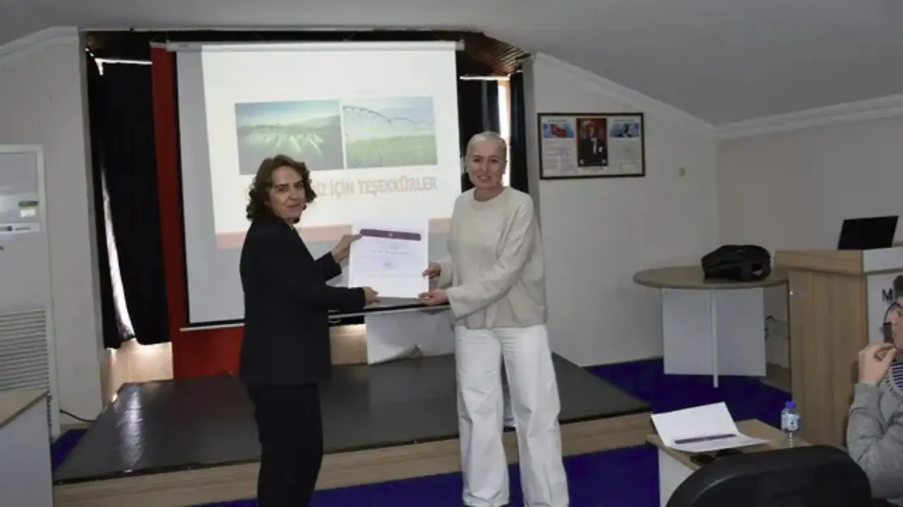 Köyceğiz Meslek Yüksekokulu'nda, Dr. Öğr. Üyesi Sultan Köşkeroğlu tarafından kuraklık ve tarımda alınacak önlemler konulu bilgilendirici bir seminer verildi.