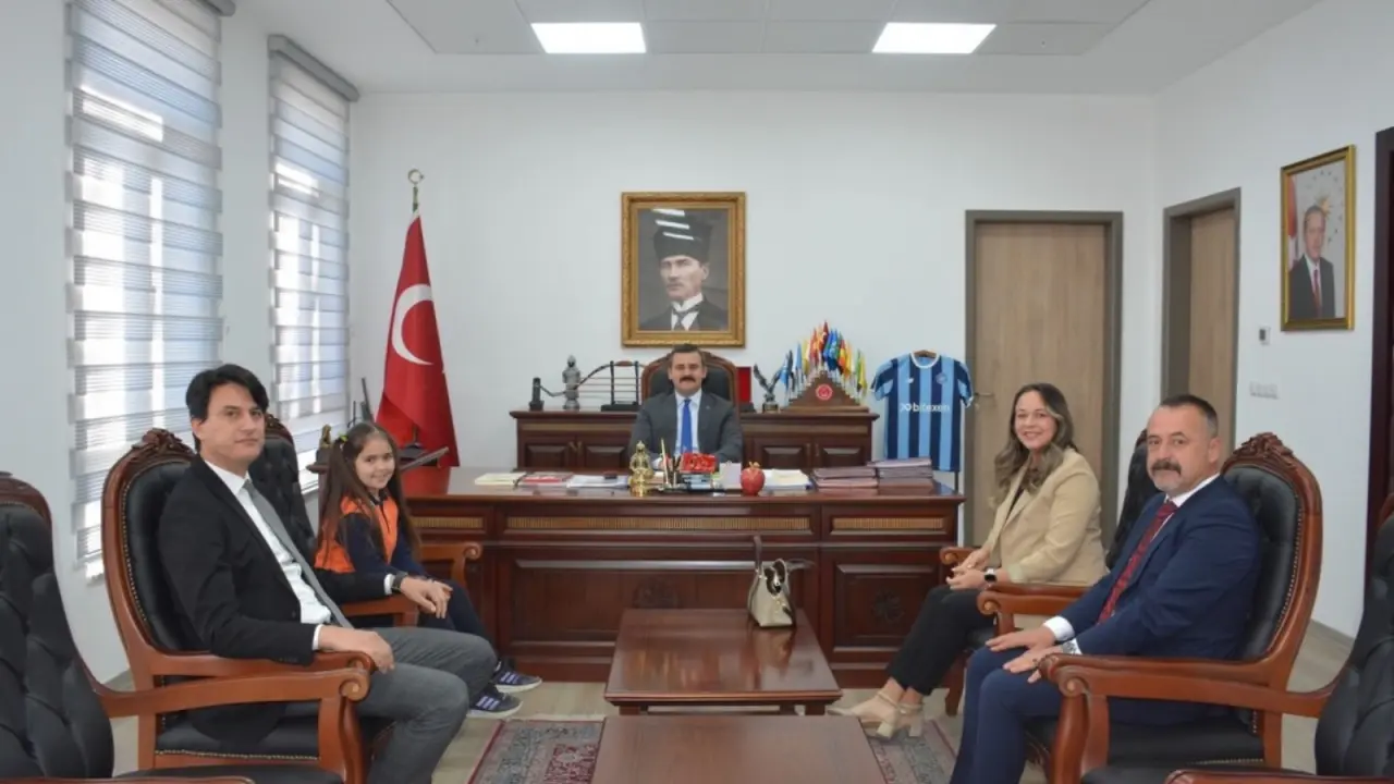 İstiklal Marşı’nı ezbere okuma yarışmasında il ve ilçe birincisi olan Nisa Yıldız, Köyceğiz Kaymakamı Mert Kumcu’yu makamında ziyaret etti.
