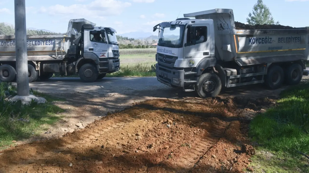 Köyceğiz Belediyesi Fen İşleri Müdürlüğü, Köyceğiz Mahallesi'nde ki stabilize yollarda düzenleme ve iyileştirme çalışmalarını aralıksız sürdürüyor.