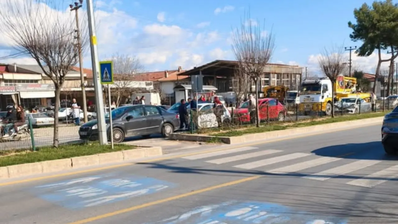 Menteşe Uçaklı Kavşak yakınlarında yaya geçidinde ani duruş nedeniyle zincirleme trafik kazası meydana geldi. Çok sayıda araç birbirine çarptı.