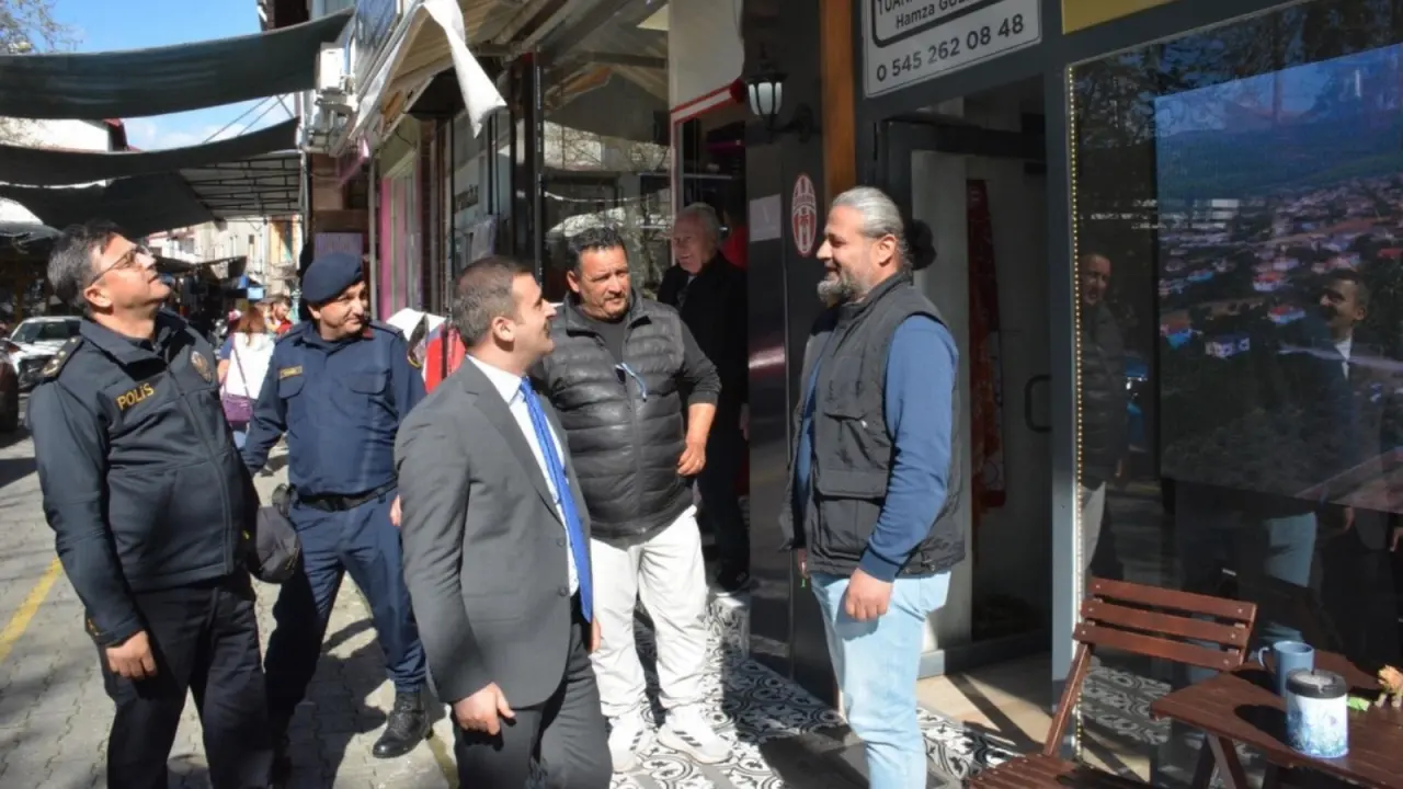 Kaymakam Mert Kumcu’ya ziyaretleri sırasında İlçe Emniyet Müdürü Hakan Keskin, İlçe Jandarma Komutanı Emre Dadaş ve Gülpınar Mahallesi Muhtarı Ramazan Yorulmaz eşlik etti. Yerel yönetim ve güvenlik birimlerinin temsilcileriyle birlikte sahada bulunmak, ilçedeki kamu hizmetlerinin daha etkin bir şekilde yürütülmesine katkı sağlıyor.