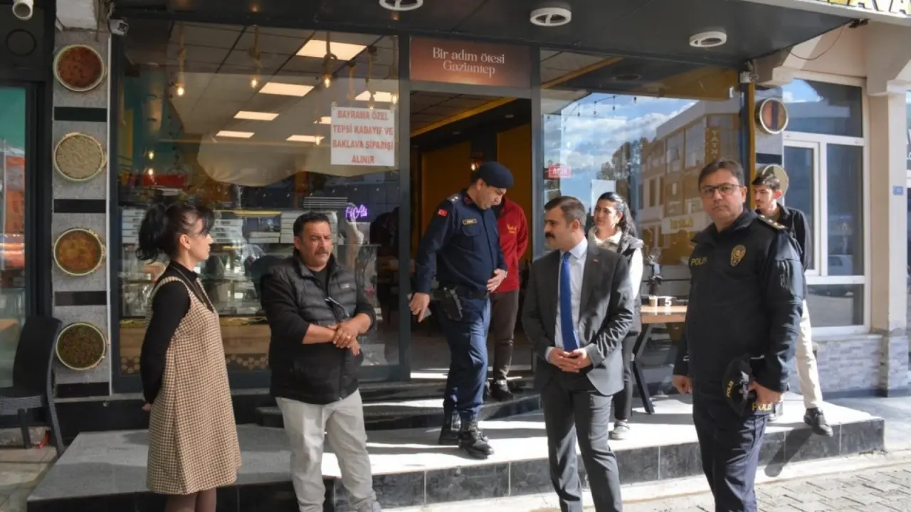 Kaymakam Mert Kumcu’ya ziyaretleri sırasında İlçe Emniyet Müdürü Hakan Keskin, İlçe Jandarma Komutanı Emre Dadaş ve Gülpınar Mahallesi Muhtarı Ramazan Yorulmaz eşlik etti. Yerel yönetim ve güvenlik birimlerinin temsilcileriyle birlikte sahada bulunmak, ilçedeki kamu hizmetlerinin daha etkin bir şekilde yürütülmesine katkı sağlıyor.