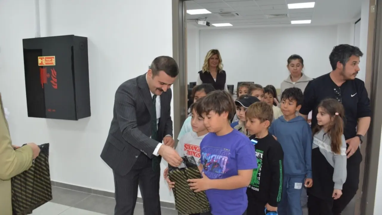 Köyceğiz Kaymakamı Mert Kumcu, yerel yönetimler dersi kapsamında ziyarete gelen Bahçeşehir Koleji öğrencileri ile bir araya geldi.