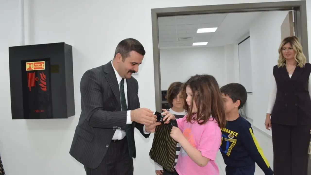 Köyceğiz Kaymakamı Mert Kumcu, yerel yönetimler dersi kapsamında ziyarete gelen Bahçeşehir Koleji öğrencileri ile bir araya geldi.