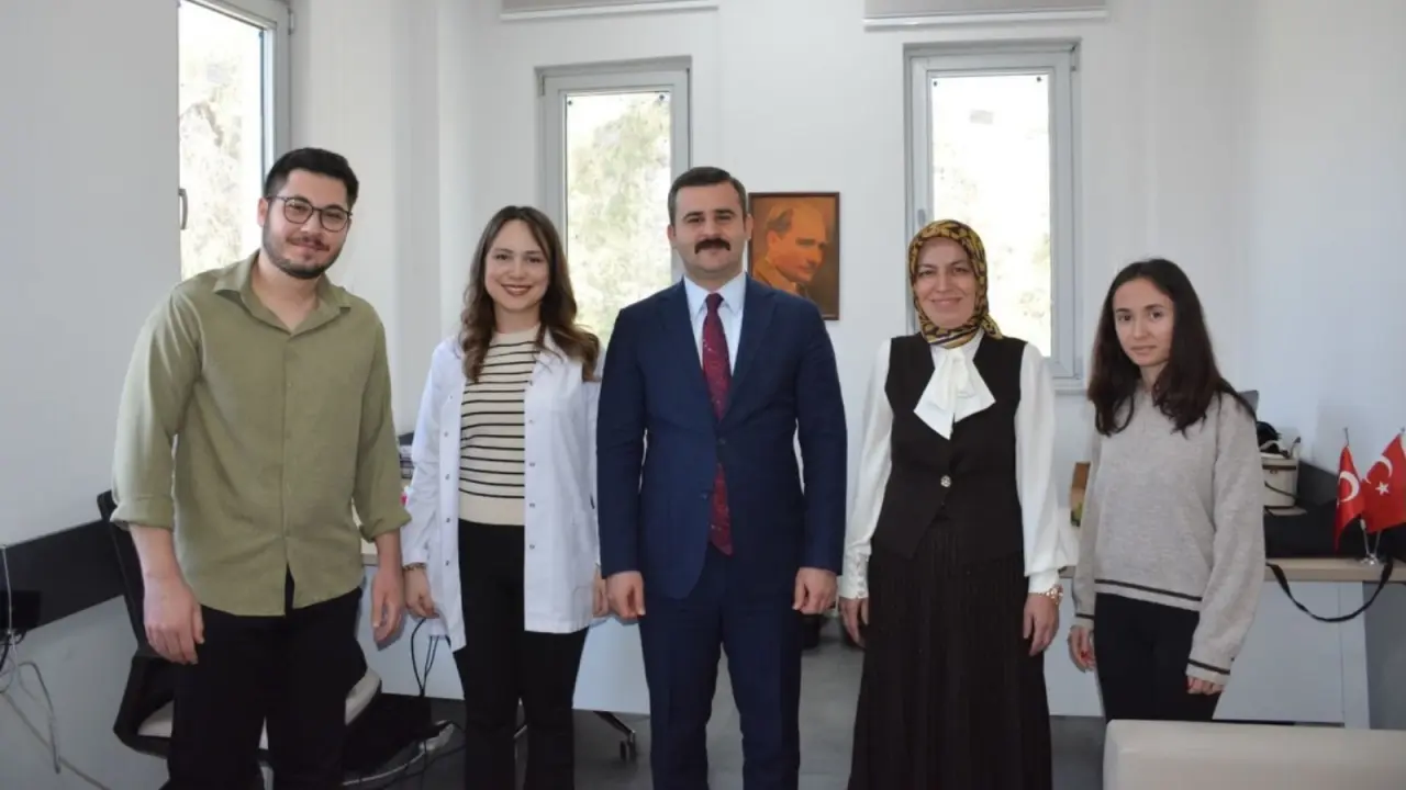 Köyceğiz Kaymakamı Mert Kumcu, 14 Mart Tıp Bayramı kapsamında ilçedeki sağlık birimlerini ziyaret ederek çalışanların gününü kutladı.