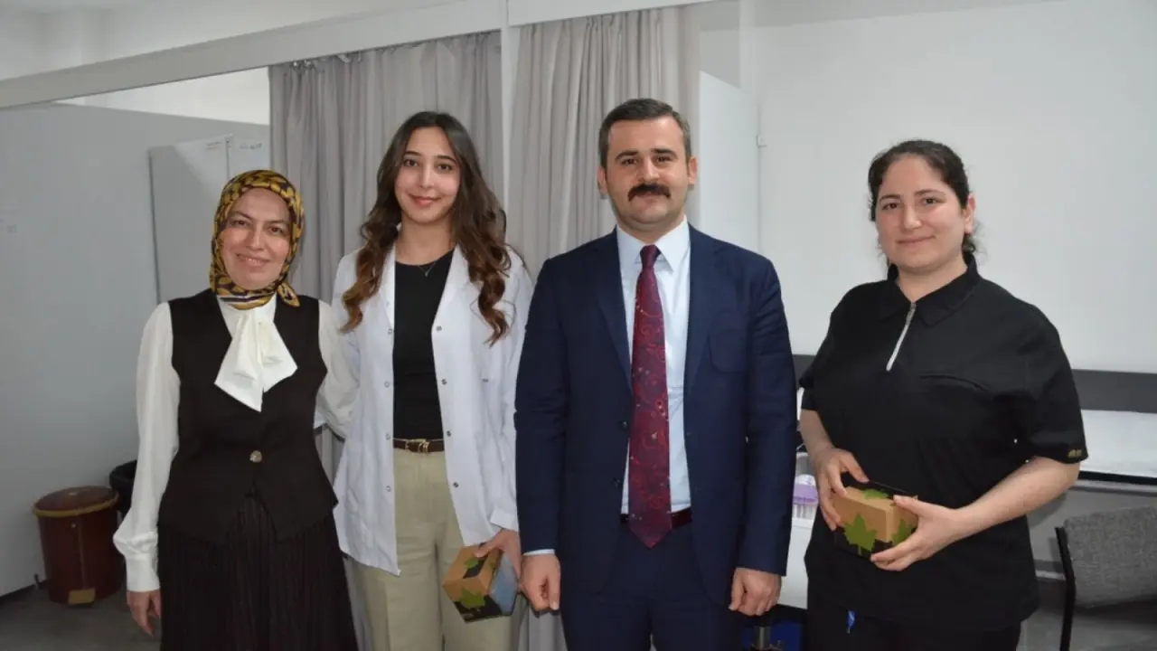 Köyceğiz Kaymakamı Mert Kumcu, 14 Mart Tıp Bayramı kapsamında ilçedeki sağlık birimlerini ziyaret ederek çalışanların gününü kutladı.