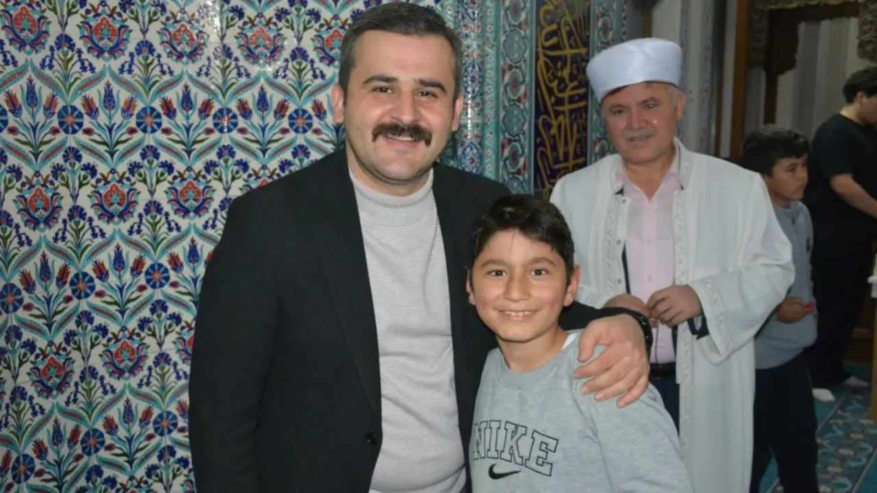 Teravih namazı sonrasında düzenlenen törene Kaymakam Mert Kumcu’nun yanı sıra İlçe Müftüsü Ahmet Karagöz, İlçe Milli Eğitim Müdürü Taner Şen, Sosyal Yardımlaşma Vakfı Müdürü Ercan Ceylan, Mahalle Muhtarı Bilal Törüz, okul müdürleri ve çok sayıda vatandaş iştirak etti. Program, kursiyerlerin elde ettiği başarının kutlandığı bir dayanışma ortamına dönüştü.