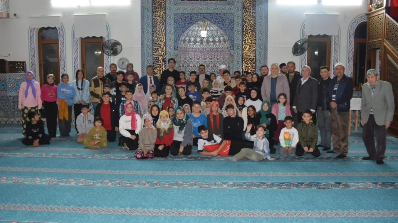 Teravih namazı sonrasında düzenlenen törene Kaymakam Mert Kumcu’nun yanı sıra İlçe Müftüsü Ahmet Karagöz, İlçe Milli Eğitim Müdürü Taner Şen, Sosyal Yardımlaşma Vakfı Müdürü Ercan Ceylan, Mahalle Muhtarı Bilal Törüz, okul müdürleri ve çok sayıda vatandaş iştirak etti. Program, kursiyerlerin elde ettiği başarının kutlandığı bir dayanışma ortamına dönüştü.