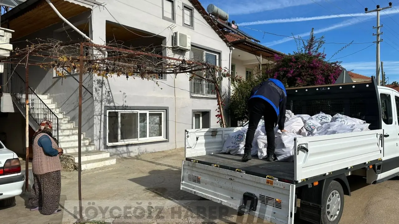 Muğla Büyükşehir Belediyesi, soğuk kış günlerinde il genelindeki 2 bin 450 ihtiyaç sahibi aileye toplam 25 bin 450 çuval yakacak yardımında bulundu.