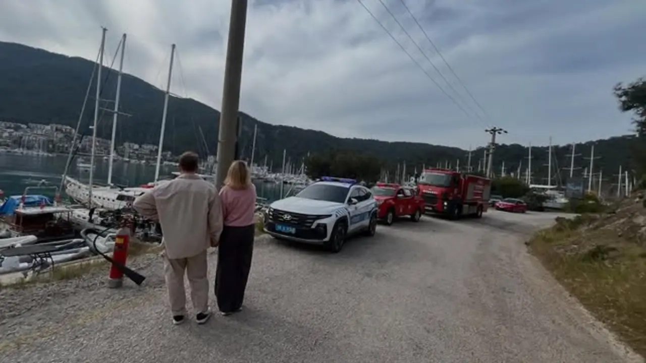 Fethiye Karagözler Mahallesi’nde demirli bulunan "Miskin" isimli yelkenli teknede yangın çıktı. Vatandaşın ilk müdahalesi büyük bir faciayı önledi.