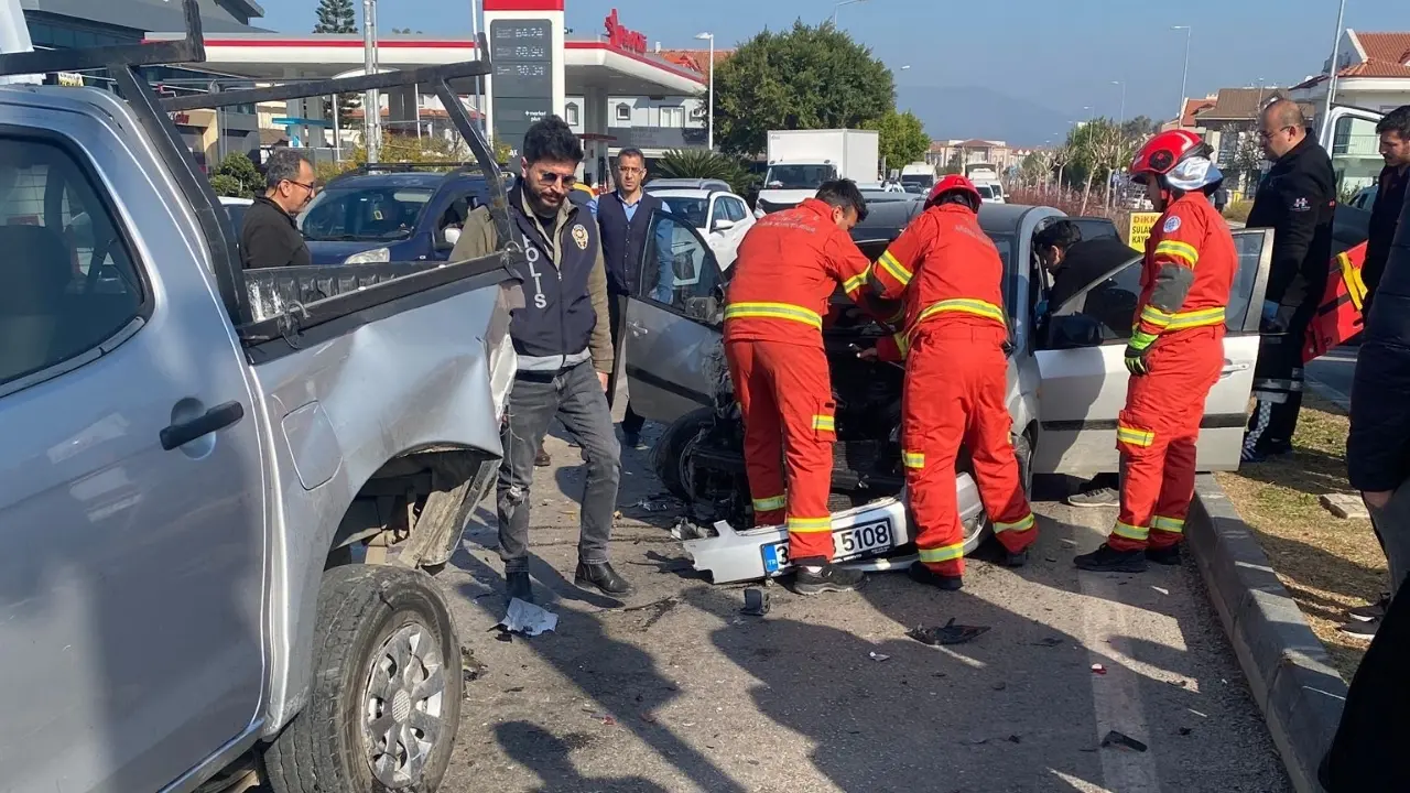 Fethiye Mustafa Kemal Bulvarı Adliye kavşağında üç aracın karıştığı zincirleme kazada 2 kişi yaralandı. İtfaiye ekipleri araçta sıkışan yaralıyı kurtardı.