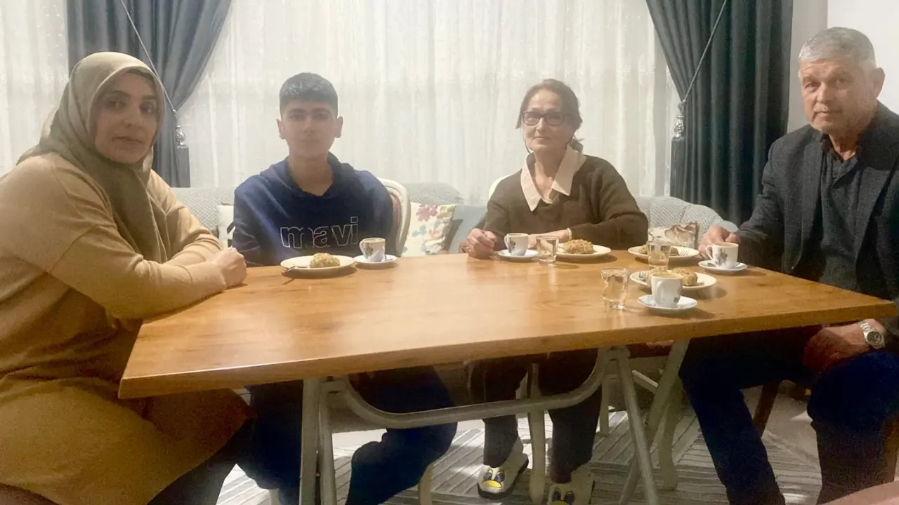 Köyceğiz’de Gönüller Bir Sofralar Bir projesi kapsamında, vakıf heyeti üyeleri Yeni Mahalle’de yaşayan Makbule Kızılkula’nın iftarına katıldı.