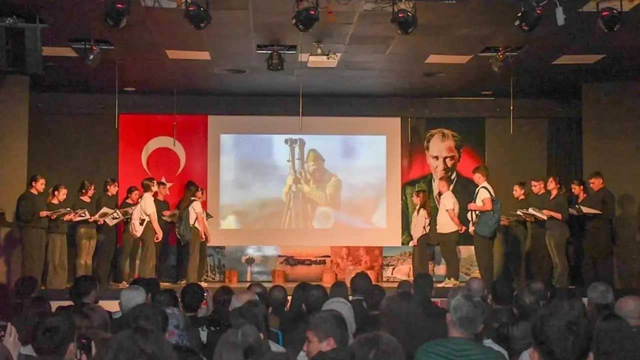 Milas, 18 Mart Çanakkale Zaferi’nin 111. yılını Şehitlik ziyareti, Atapark’taki tören ve Cumhuriyet Anadolu Lisesi’nin oratoryosuyla andı.