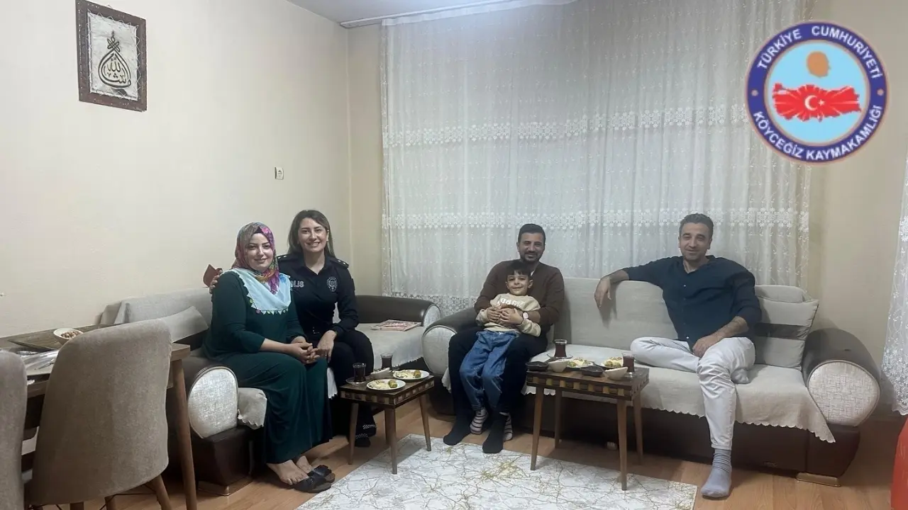 Köyceğiz’de "Gönüller Bir, Sofralar Bir" projesinin final iftarı Ulucami Mahallesi’nde yapıldı. Komiser Ece Ersoy, Kınış ailesinin sofrasına konuk oldu.