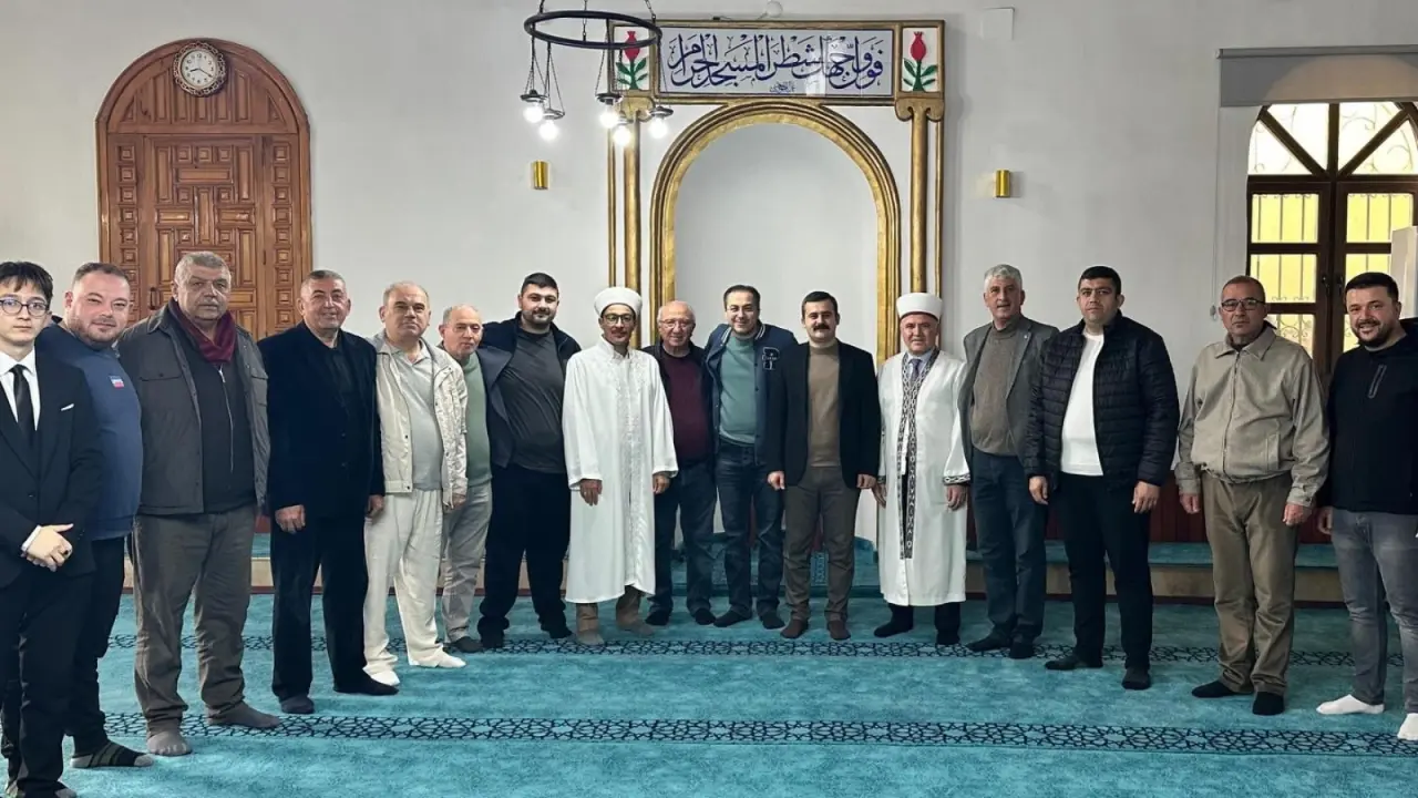 Köyceğiz Kaymakamı Mert Kumcu, Belediye Başkanı Ali Erdoğan ve Müftü Ahmet Karagöz ile birlikte bayram namazı sonrası vatandaşlarla bayramlaştı.