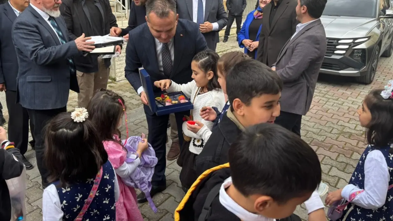 Fethiye Kaymakamı Fatih Akkaya, Ramazan Bayramı kutlamaları kapsamında çocuklarla bir araya gelerek bayram sevinçlerine ortak oldu. Detaylar haberimizde.