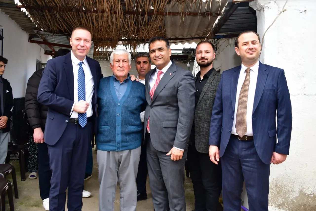 Milas Kaymakamı Mustafa Ünver Böke, Ramazan Bayramı’nın ilk gününde Şehit Hava Uçak Bakım Astsubay Başçavuş Emrah Kuran’ın ailesini ziyaret etti.