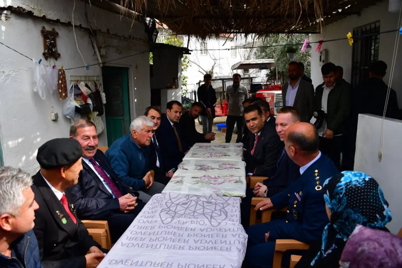 Milas Kaymakamı Mustafa Ünver Böke, Ramazan Bayramı’nın ilk gününde Şehit Hava Uçak Bakım Astsubay Başçavuş Emrah Kuran’ın ailesini ziyaret etti.