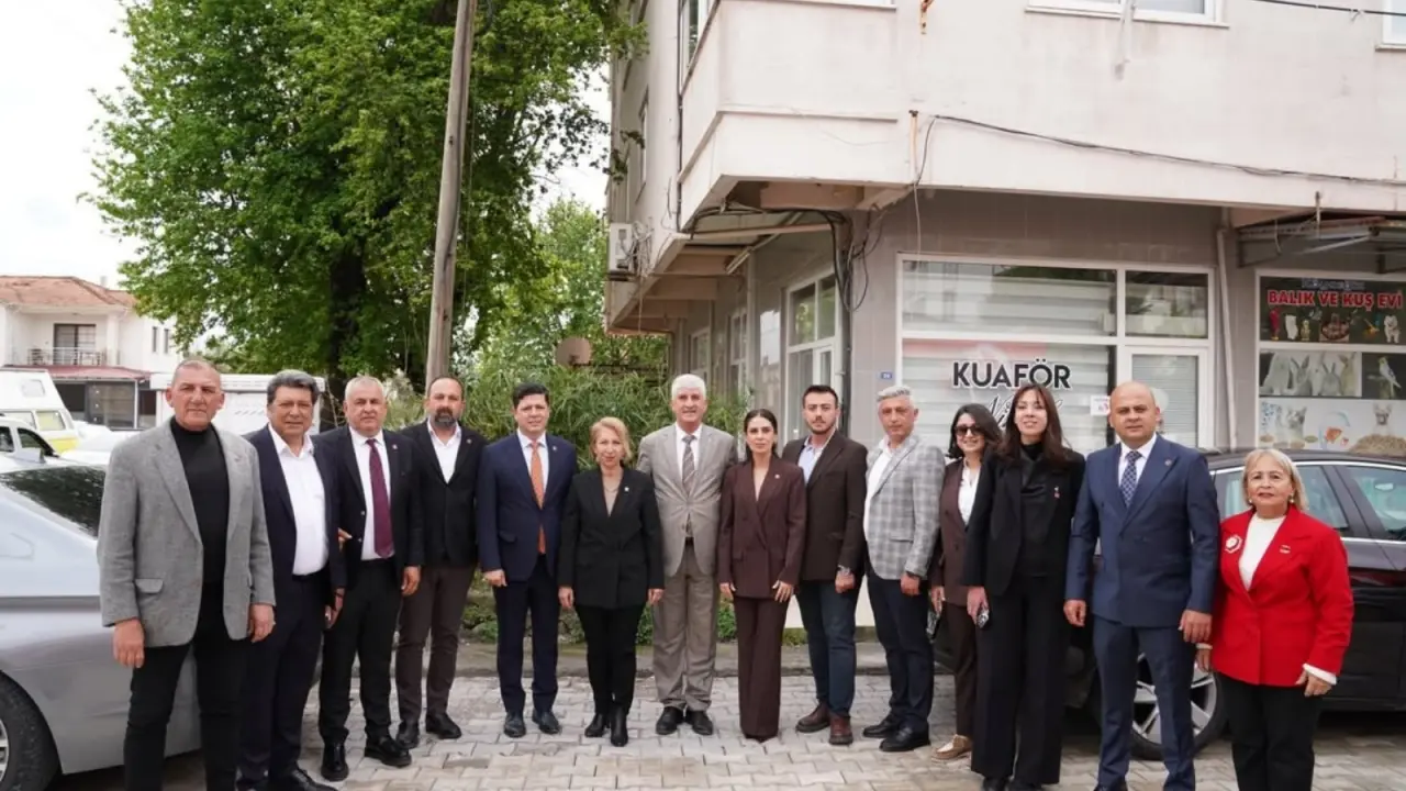 Köyceğiz CHP İlçe Başkanlığı’nda düzenlenen bayramlaşma programına milletvekilleri Gizem Özcan ve Süreyya Öneş Derici ile çok sayıda partili katıldı.