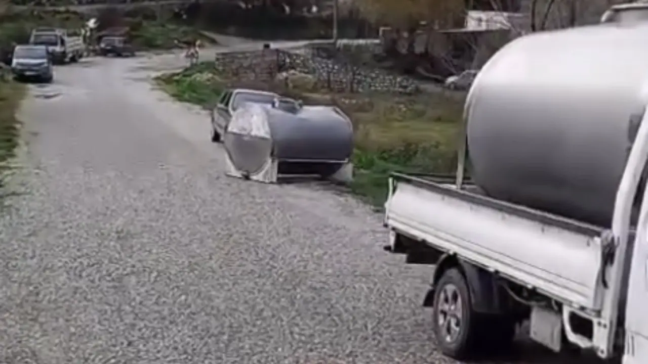 Muğla’nın Seydikemer ilçesi Yaka Mahallesi’nde yağışlı hava nedeniyle yoldan çıkan süt toplama aracı 5 metreden aşağı uçarak kaza yaptı.